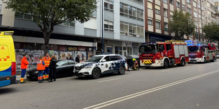 Trasladan a una persona por inhalación de humo a causa de un incendio en Vigo
