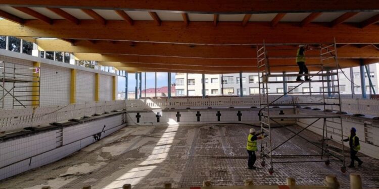 «A los vecinos de Teis les importa muy poco o nada quién sale en la foto por la piscina»