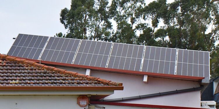 Mos baja el IBI a la mitad a quienes instalen sistemas de energía solar fotovoltaica