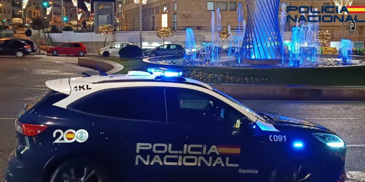 Acaba detenido tras pillarlo ‘in fraganti’ robando en un bar de Vigo e intentar esconderse bajo un coche aparcado
