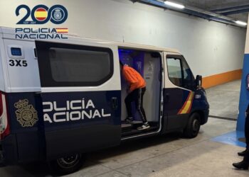 Detenido en Vigo tras dar patadas y puñetazos a agentes de Policía y destrozar el coche patrulla