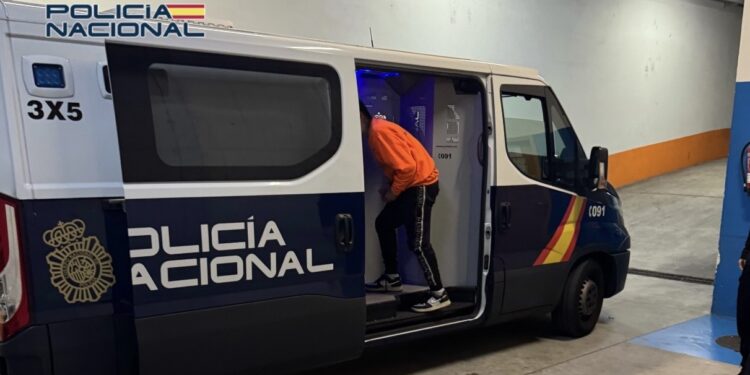 Detenido en Vigo tras dar patadas y puñetazos a agentes de Policía y destrozar el coche patrulla