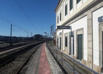 Un tren de mercancías descarrila en As Neves y su maquinista queda atrapado