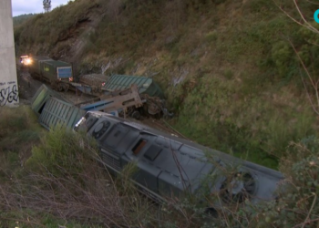 Un tren de mercancías descarrila en As Neves y su maquinista queda atrapado