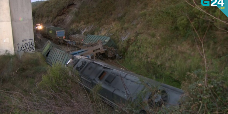 Un tren de mercancías descarrila en As Neves y su maquinista queda atrapado