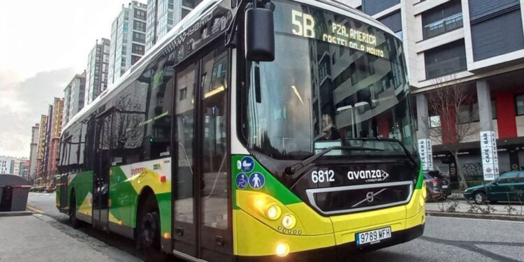 Piden que se prohíbe a un octogenario viajar en bus urbano en Vigo tras tocarse los genitales delante de una menor