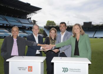 Caballero pasa de «al que traiga cosas a Vigo, alfombra roja» a «ya no hago firmas de paripé»