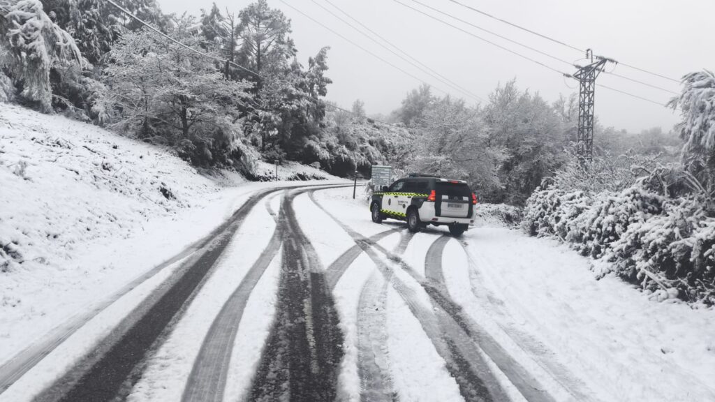 Nieve en las carreteras que unen Vigo con Ourense y la Meseta a tan solo unas horas de que comience el invierno astronómico (16:03 horas). Así ha amanecido este domingo gran parte de Galicia y los primeros copos de la temporada están afectando al tráfico rodado. Así, a las 11:00 horas de este 21 de diciembre hay varios tramos con restricciones.