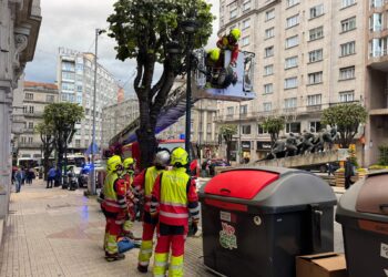 Vigo roza la tragedia con el derrumbe de una farola en pleno centro de la ciudad