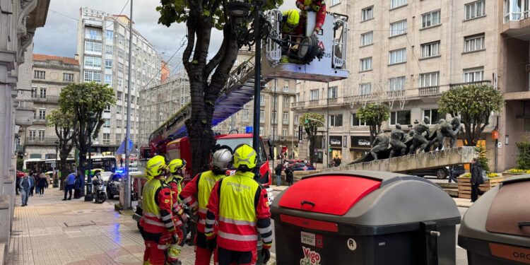Vigo roza la tragedia con el derrumbe de una farola en pleno centro de la ciudad