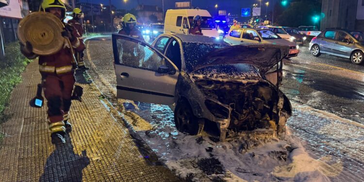 En tan solo 24 horas un segundo incendio calcina otro turismo en uno de los principales accesos a Vigo