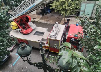 Hallan a dos personas muertas en sendos pisos en Vigo, siendo necesaria la intervención de los bomberos