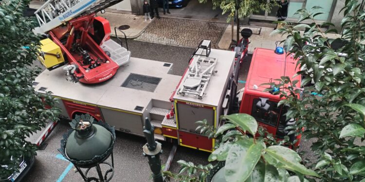 Hallan a dos personas muertas en sendos pisos en Vigo, siendo necesaria la intervención de los bomberos
