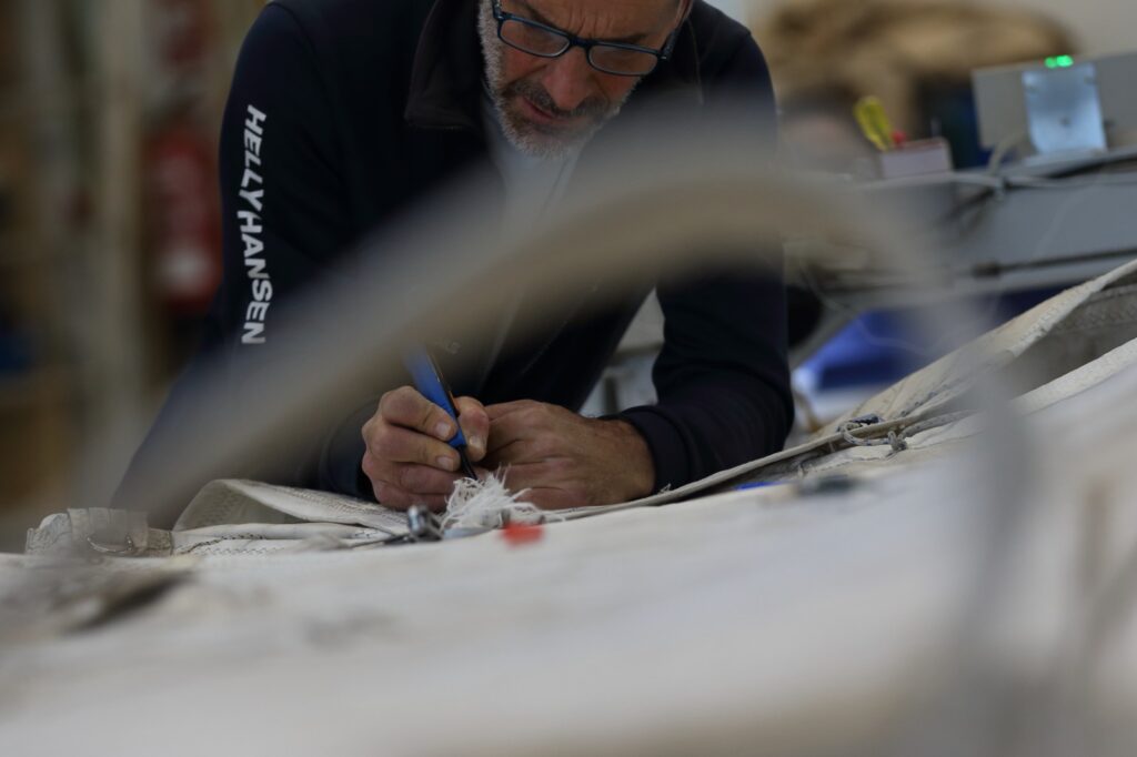 Flow cumple diez años en pleno crecimiento. Lo hace desde Vigo, ciudad donde en 2015 Alberto García decidió convertir una intuición, y un oficio que descubrió en Suecia, en un proyecto que hoy es referencia para navegantes profesionales, deportistas olímpicos y aficionados que buscan un servicio especializado en un sector que exige precisión, calidad y mimo. Su último lanzamiento, Storage & Care, consolida esta evolución con un servicio pensado para una comunidad náutica cada vez más diversa y global.