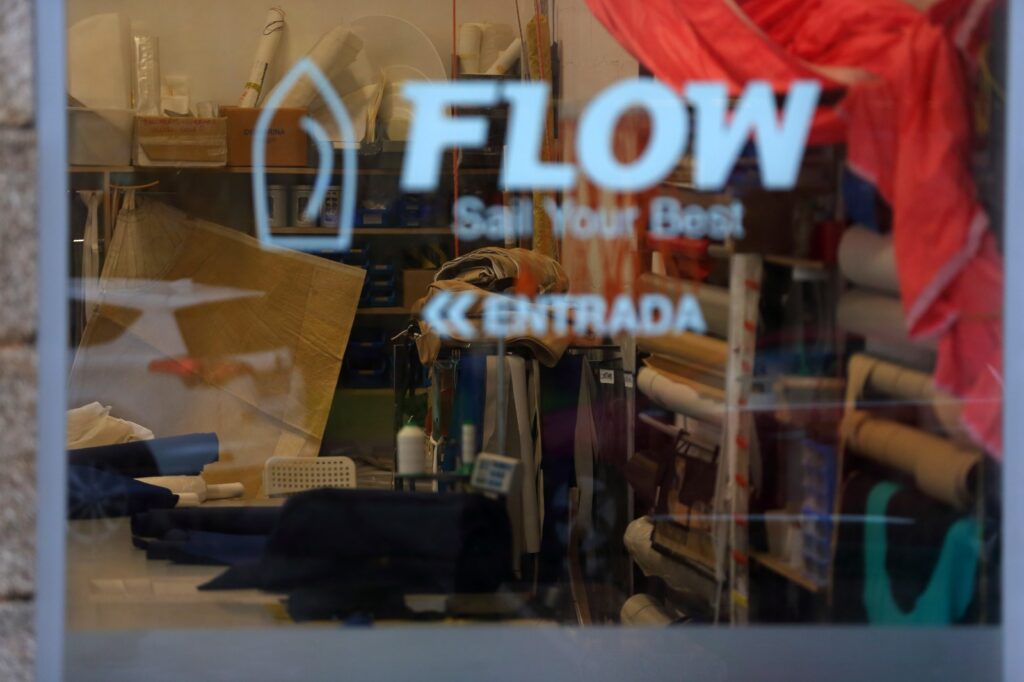 Flow cumple diez años en pleno crecimiento. Lo hace desde Vigo, ciudad donde en 2015 Alberto García decidió convertir una intuición, y un oficio que descubrió en Suecia, en un proyecto que hoy es referencia para navegantes profesionales, deportistas olímpicos y aficionados que buscan un servicio especializado en un sector que exige precisión, calidad y mimo. Su último lanzamiento, Storage & Care, consolida esta evolución con un servicio pensado para una comunidad náutica cada vez más diversa y global.