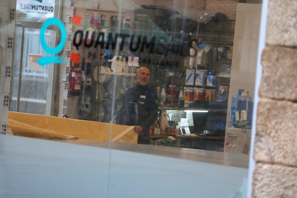 Flow cumple diez años en pleno crecimiento. Lo hace desde Vigo, ciudad donde en 2015 Alberto García decidió convertir una intuición, y un oficio que descubrió en Suecia, en un proyecto que hoy es referencia para navegantes profesionales, deportistas olímpicos y aficionados que buscan un servicio especializado en un sector que exige precisión, calidad y mimo. Su último lanzamiento, Storage & Care, consolida esta evolución con un servicio pensado para una comunidad náutica cada vez más diversa y global.