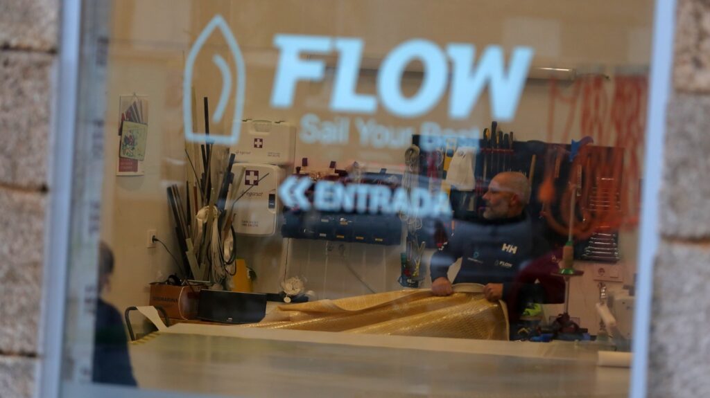 Flow cumple diez años en pleno crecimiento. Lo hace desde Vigo, ciudad donde en 2015 Alberto García decidió convertir una intuición, y un oficio que descubrió en Suecia, en un proyecto que hoy es referencia para navegantes profesionales, deportistas olímpicos y aficionados que buscan un servicio especializado en un sector que exige precisión, calidad y mimo. Su último lanzamiento, Storage & Care, consolida esta evolución con un servicio pensado para una comunidad náutica cada vez más diversa y global.