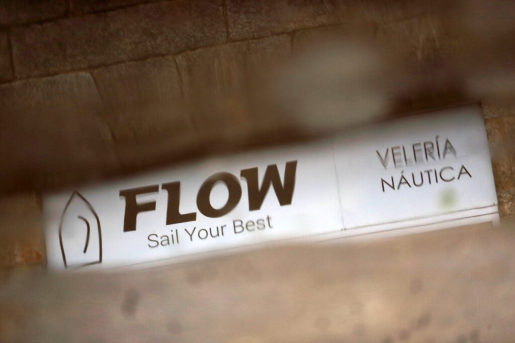 Flow cumple diez años en pleno crecimiento. Lo hace desde Vigo, ciudad donde en 2015 Alberto García decidió convertir una intuición, y un oficio que descubrió en Suecia, en un proyecto que hoy es referencia para navegantes profesionales, deportistas olímpicos y aficionados que buscan un servicio especializado en un sector que exige precisión, calidad y mimo. Su último lanzamiento, Storage & Care, consolida esta evolución con un servicio pensado para una comunidad náutica cada vez más diversa y global.