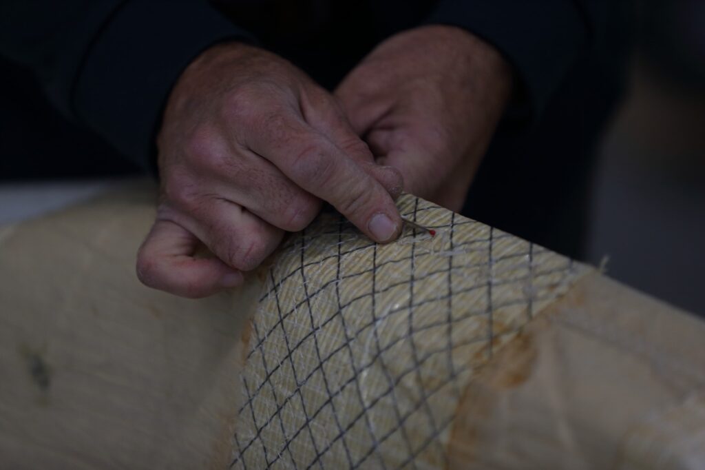 Flow cumple diez años en pleno crecimiento. Lo hace desde Vigo, ciudad donde en 2015 Alberto García decidió convertir una intuición, y un oficio que descubrió en Suecia, en un proyecto que hoy es referencia para navegantes profesionales, deportistas olímpicos y aficionados que buscan un servicio especializado en un sector que exige precisión, calidad y mimo. Su último lanzamiento, Storage & Care, consolida esta evolución con un servicio pensado para una comunidad náutica cada vez más diversa y global.