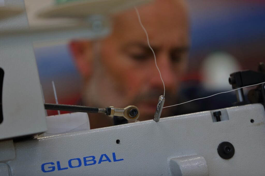 Flow cumple diez años en pleno crecimiento. Lo hace desde Vigo, ciudad donde en 2015 Alberto García decidió convertir una intuición, y un oficio que descubrió en Suecia, en un proyecto que hoy es referencia para navegantes profesionales, deportistas olímpicos y aficionados que buscan un servicio especializado en un sector que exige precisión, calidad y mimo. Su último lanzamiento, Storage & Care, consolida esta evolución con un servicio pensado para una comunidad náutica cada vez más diversa y global.