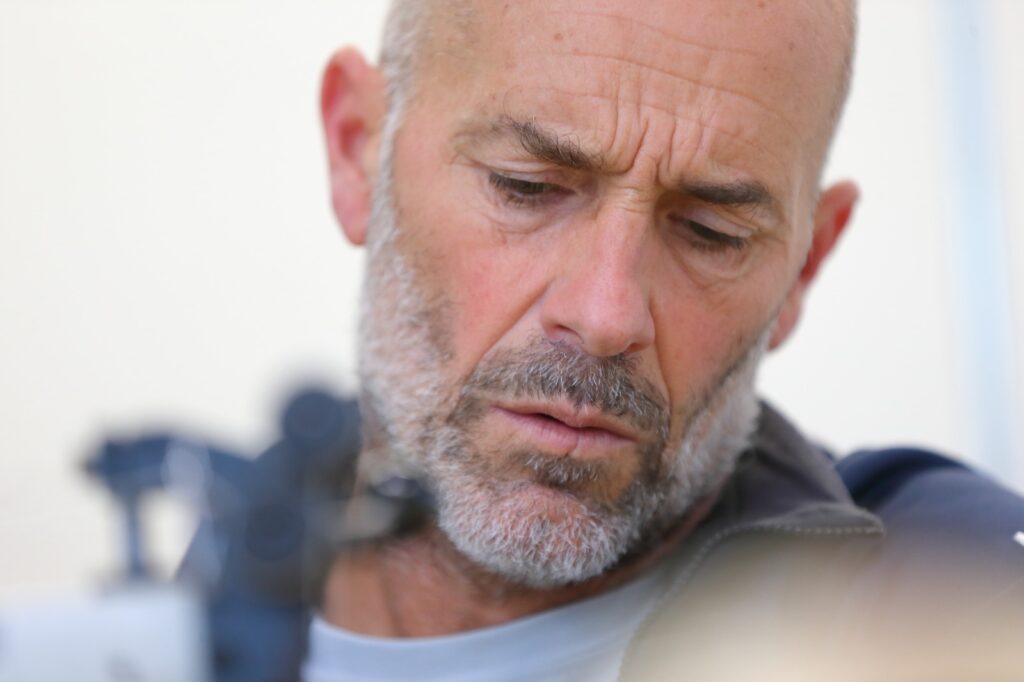 Flow cumple diez años en pleno crecimiento. Lo hace desde Vigo, ciudad donde en 2015 Alberto García decidió convertir una intuición, y un oficio que descubrió en Suecia, en un proyecto que hoy es referencia para navegantes profesionales, deportistas olímpicos y aficionados que buscan un servicio especializado en un sector que exige precisión, calidad y mimo. Su último lanzamiento, Storage & Care, consolida esta evolución con un servicio pensado para una comunidad náutica cada vez más diversa y global.