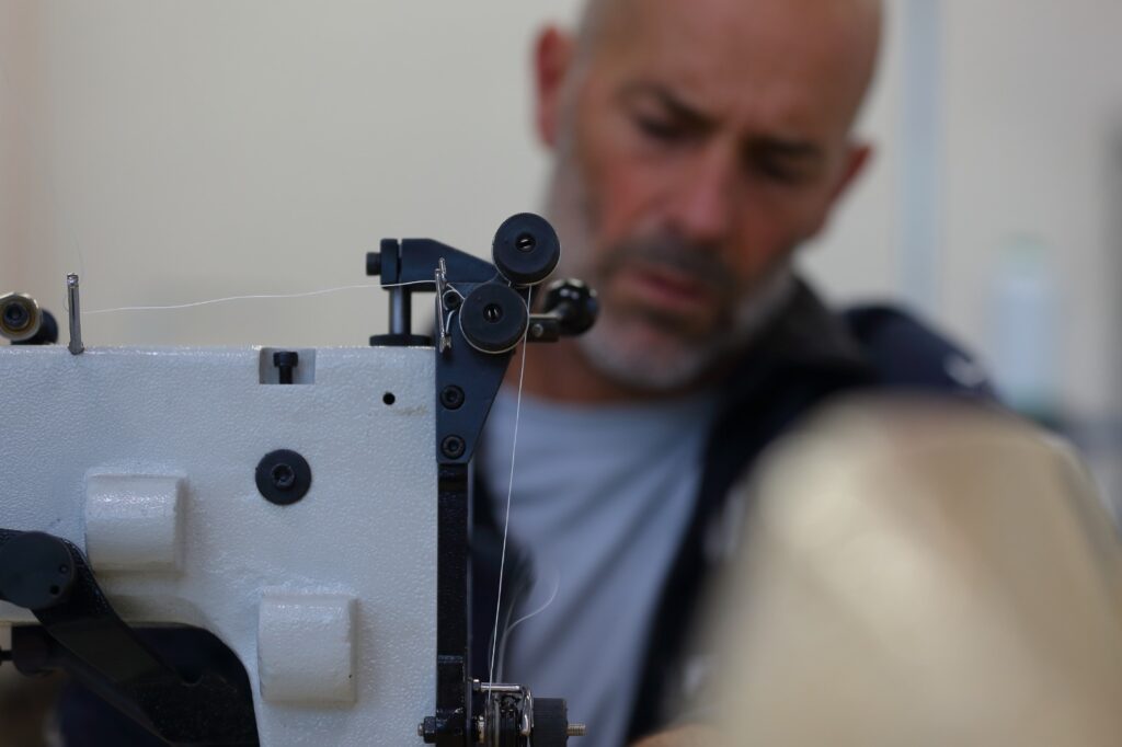 Flow cumple diez años en pleno crecimiento. Lo hace desde Vigo, ciudad donde en 2015 Alberto García decidió convertir una intuición, y un oficio que descubrió en Suecia, en un proyecto que hoy es referencia para navegantes profesionales, deportistas olímpicos y aficionados que buscan un servicio especializado en un sector que exige precisión, calidad y mimo. Su último lanzamiento, Storage & Care, consolida esta evolución con un servicio pensado para una comunidad náutica cada vez más diversa y global.