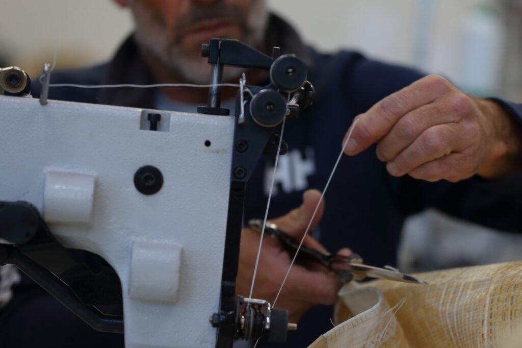 Flow cumple diez años en pleno crecimiento. Lo hace desde Vigo, ciudad donde en 2015 Alberto García decidió convertir una intuición, y un oficio que descubrió en Suecia, en un proyecto que hoy es referencia para navegantes profesionales, deportistas olímpicos y aficionados que buscan un servicio especializado en un sector que exige precisión, calidad y mimo. Su último lanzamiento, Storage & Care, consolida esta evolución con un servicio pensado para una comunidad náutica cada vez más diversa y global.