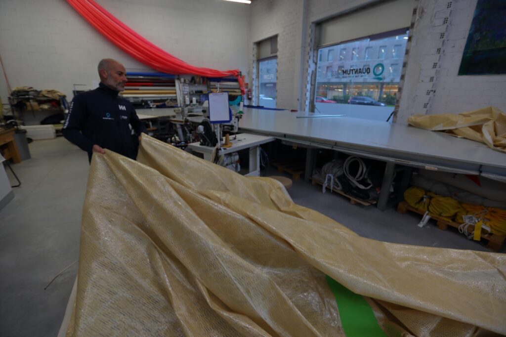 Flow cumple diez años en pleno crecimiento. Lo hace desde Vigo, ciudad donde en 2015 Alberto García decidió convertir una intuición, y un oficio que descubrió en Suecia, en un proyecto que hoy es referencia para navegantes profesionales, deportistas olímpicos y aficionados que buscan un servicio especializado en un sector que exige precisión, calidad y mimo. Su último lanzamiento, Storage & Care, consolida esta evolución con un servicio pensado para una comunidad náutica cada vez más diversa y global.