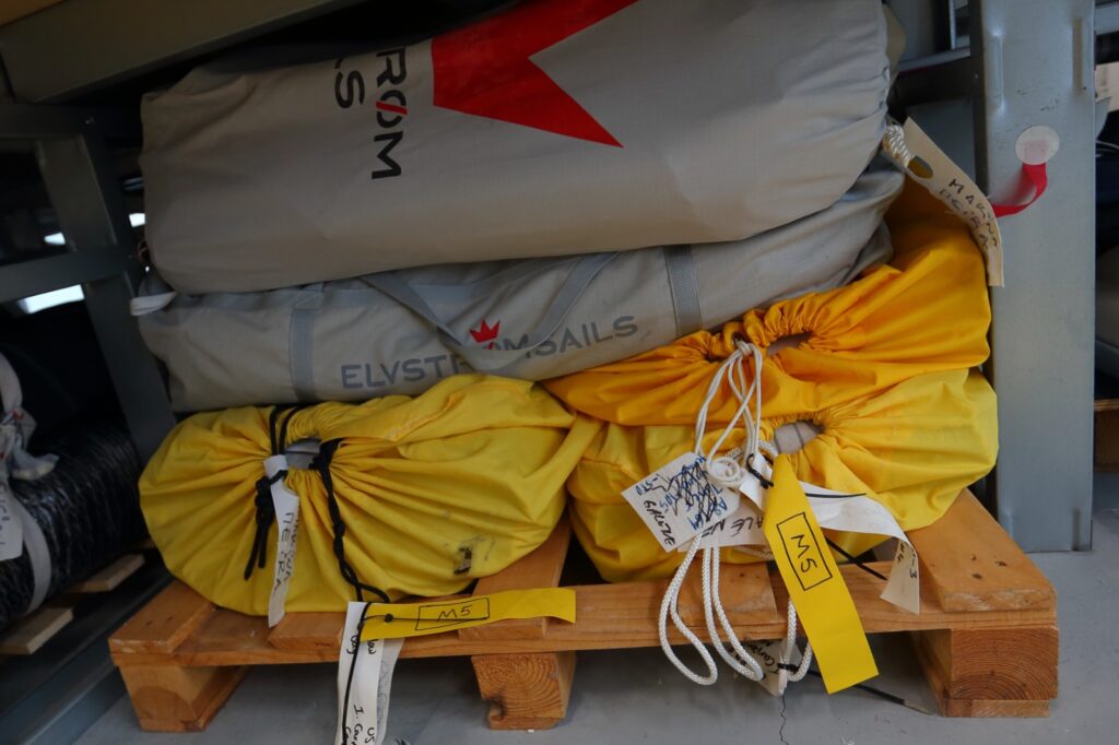 Flow cumple diez años en pleno crecimiento. Lo hace desde Vigo, ciudad donde en 2015 Alberto García decidió convertir una intuición, y un oficio que descubrió en Suecia, en un proyecto que hoy es referencia para navegantes profesionales, deportistas olímpicos y aficionados que buscan un servicio especializado en un sector que exige precisión, calidad y mimo. Su último lanzamiento, Storage & Care, consolida esta evolución con un servicio pensado para una comunidad náutica cada vez más diversa y global.