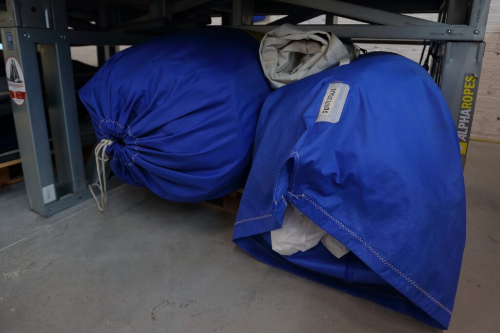 Flow cumple diez años en pleno crecimiento. Lo hace desde Vigo, ciudad donde en 2015 Alberto García decidió convertir una intuición, y un oficio que descubrió en Suecia, en un proyecto que hoy es referencia para navegantes profesionales, deportistas olímpicos y aficionados que buscan un servicio especializado en un sector que exige precisión, calidad y mimo. Su último lanzamiento, Storage & Care, consolida esta evolución con un servicio pensado para una comunidad náutica cada vez más diversa y global.