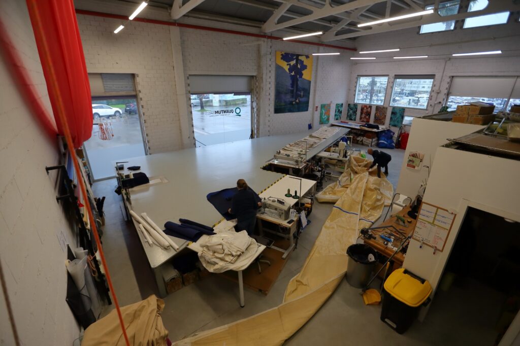 Flow cumple diez años en pleno crecimiento. Lo hace desde Vigo, ciudad donde en 2015 Alberto García decidió convertir una intuición, y un oficio que descubrió en Suecia, en un proyecto que hoy es referencia para navegantes profesionales, deportistas olímpicos y aficionados que buscan un servicio especializado en un sector que exige precisión, calidad y mimo. Su último lanzamiento, Storage & Care, consolida esta evolución con un servicio pensado para una comunidad náutica cada vez más diversa y global.