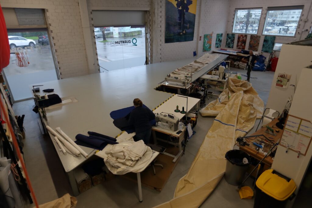 Flow cumple diez años en pleno crecimiento. Lo hace desde Vigo, ciudad donde en 2015 Alberto García decidió convertir una intuición, y un oficio que descubrió en Suecia, en un proyecto que hoy es referencia para navegantes profesionales, deportistas olímpicos y aficionados que buscan un servicio especializado en un sector que exige precisión, calidad y mimo. Su último lanzamiento, Storage & Care, consolida esta evolución con un servicio pensado para una comunidad náutica cada vez más diversa y global.