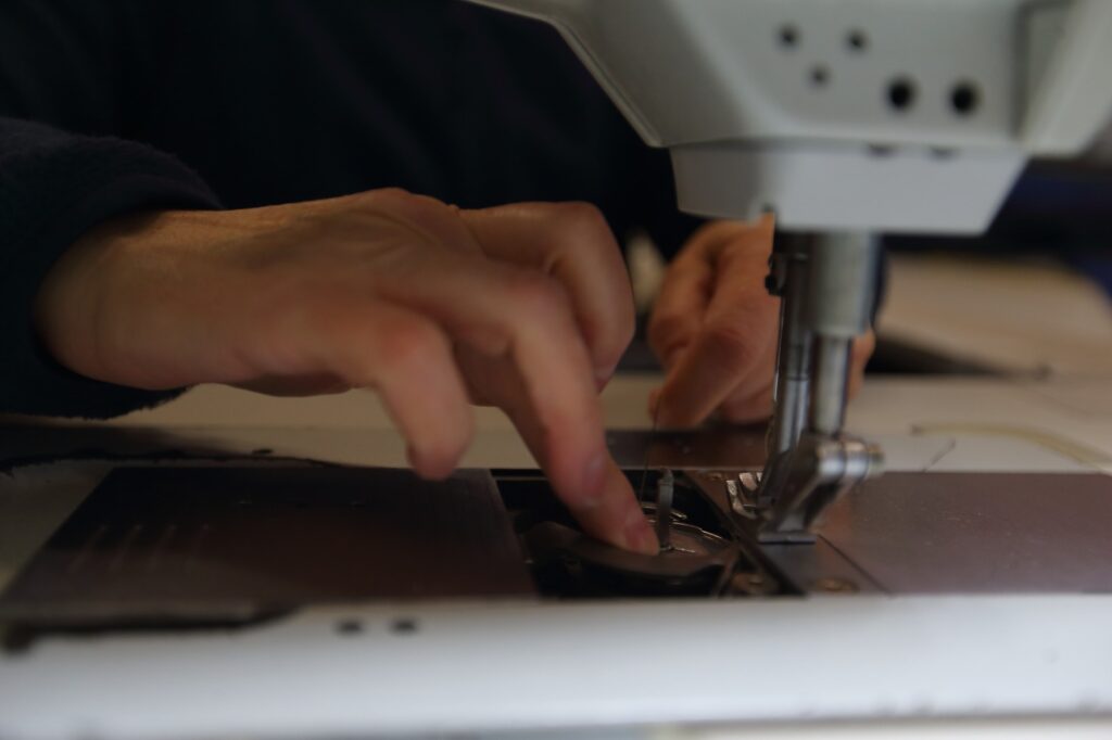 Flow cumple diez años en pleno crecimiento. Lo hace desde Vigo, ciudad donde en 2015 Alberto García decidió convertir una intuición, y un oficio que descubrió en Suecia, en un proyecto que hoy es referencia para navegantes profesionales, deportistas olímpicos y aficionados que buscan un servicio especializado en un sector que exige precisión, calidad y mimo. Su último lanzamiento, Storage & Care, consolida esta evolución con un servicio pensado para una comunidad náutica cada vez más diversa y global.