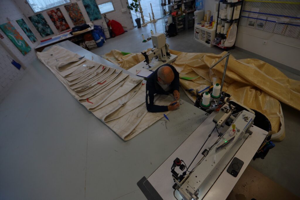 Flow cumple diez años en pleno crecimiento. Lo hace desde Vigo, ciudad donde en 2015 Alberto García decidió convertir una intuición, y un oficio que descubrió en Suecia, en un proyecto que hoy es referencia para navegantes profesionales, deportistas olímpicos y aficionados que buscan un servicio especializado en un sector que exige precisión, calidad y mimo. Su último lanzamiento, Storage & Care, consolida esta evolución con un servicio pensado para una comunidad náutica cada vez más diversa y global.