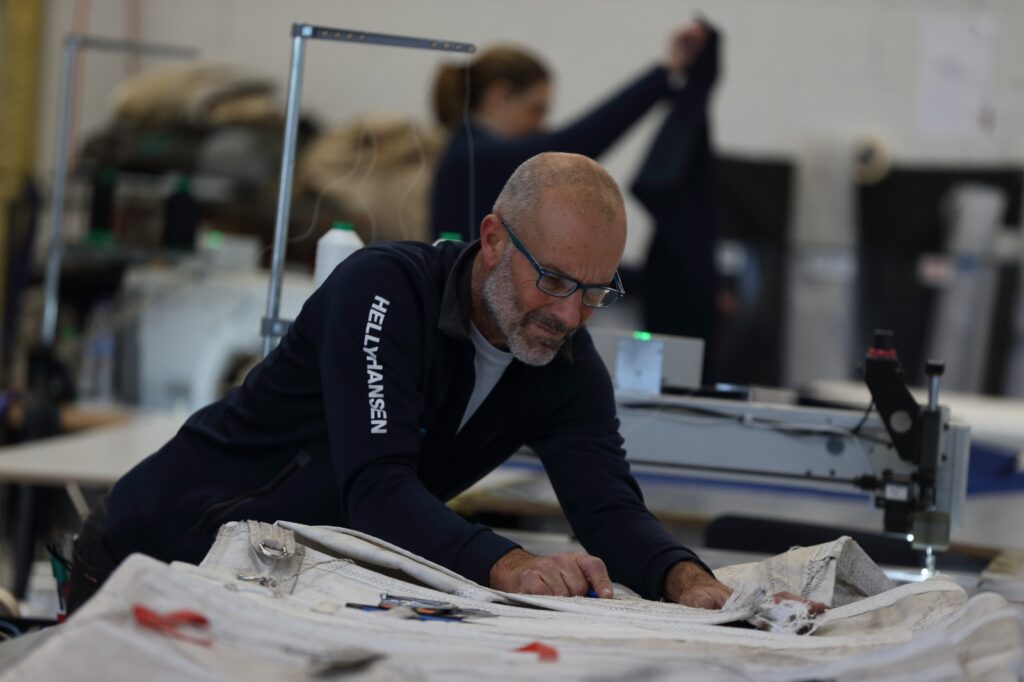 Flow cumple diez años en pleno crecimiento. Lo hace desde Vigo, ciudad donde en 2015 Alberto García decidió convertir una intuición, y un oficio que descubrió en Suecia, en un proyecto que hoy es referencia para navegantes profesionales, deportistas olímpicos y aficionados que buscan un servicio especializado en un sector que exige precisión, calidad y mimo. Su último lanzamiento, Storage & Care, consolida esta evolución con un servicio pensado para una comunidad náutica cada vez más diversa y global.