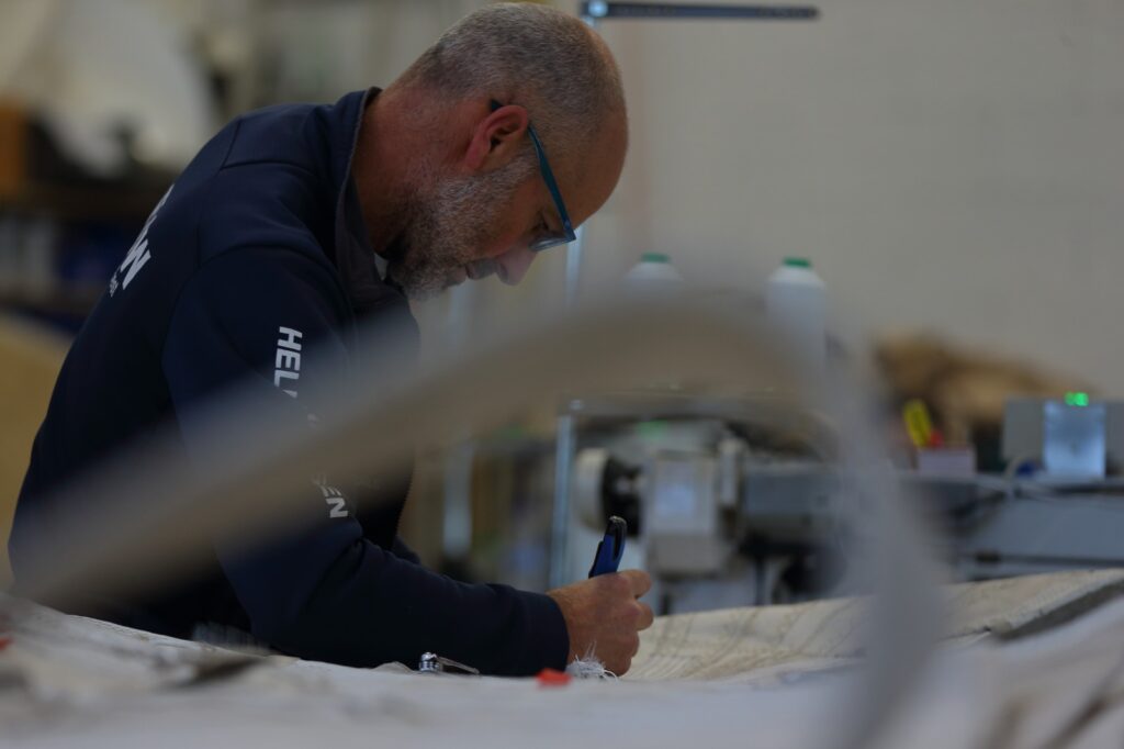 Flow cumple diez años en pleno crecimiento. Lo hace desde Vigo, ciudad donde en 2015 Alberto García decidió convertir una intuición, y un oficio que descubrió en Suecia, en un proyecto que hoy es referencia para navegantes profesionales, deportistas olímpicos y aficionados que buscan un servicio especializado en un sector que exige precisión, calidad y mimo. Su último lanzamiento, Storage & Care, consolida esta evolución con un servicio pensado para una comunidad náutica cada vez más diversa y global.