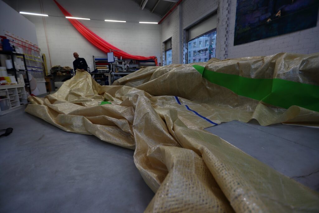 Flow cumple diez años en pleno crecimiento. Lo hace desde Vigo, ciudad donde en 2015 Alberto García decidió convertir una intuición, y un oficio que descubrió en Suecia, en un proyecto que hoy es referencia para navegantes profesionales, deportistas olímpicos y aficionados que buscan un servicio especializado en un sector que exige precisión, calidad y mimo. Su último lanzamiento, Storage & Care, consolida esta evolución con un servicio pensado para una comunidad náutica cada vez más diversa y global.