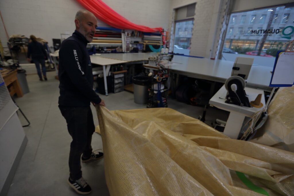 Flow cumple diez años en pleno crecimiento. Lo hace desde Vigo, ciudad donde en 2015 Alberto García decidió convertir una intuición, y un oficio que descubrió en Suecia, en un proyecto que hoy es referencia para navegantes profesionales, deportistas olímpicos y aficionados que buscan un servicio especializado en un sector que exige precisión, calidad y mimo. Su último lanzamiento, Storage & Care, consolida esta evolución con un servicio pensado para una comunidad náutica cada vez más diversa y global.