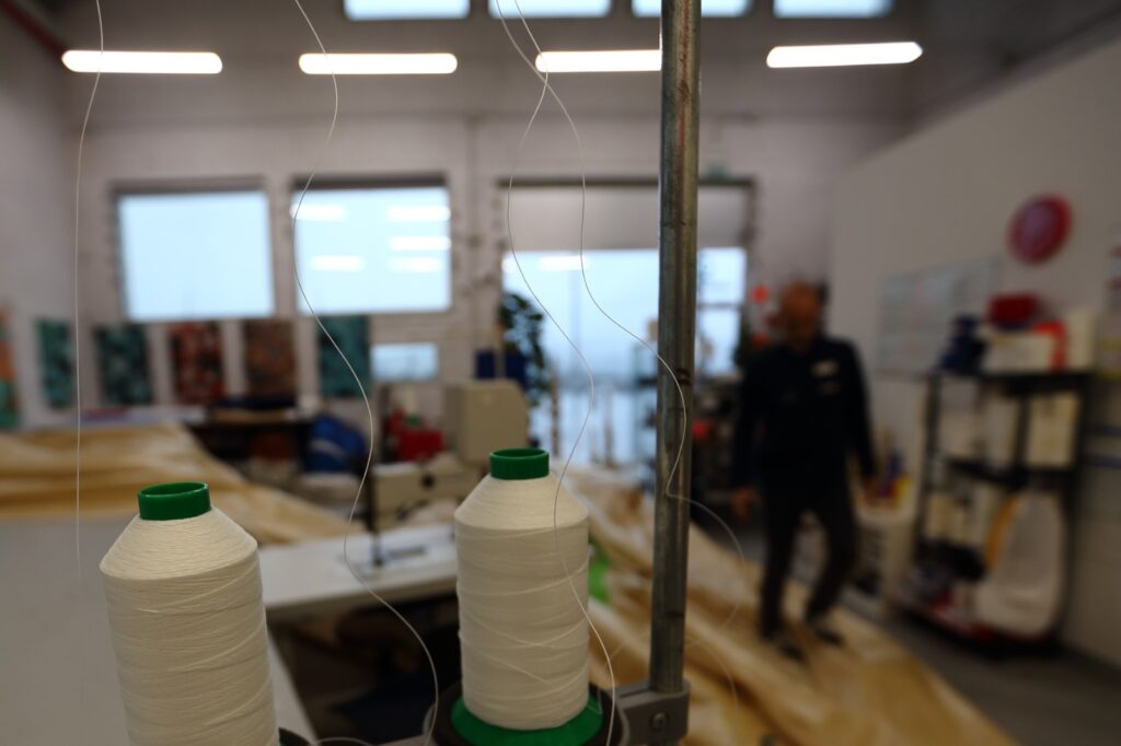 Flow cumple diez años en pleno crecimiento. Lo hace desde Vigo, ciudad donde en 2015 Alberto García decidió convertir una intuición, y un oficio que descubrió en Suecia, en un proyecto que hoy es referencia para navegantes profesionales, deportistas olímpicos y aficionados que buscan un servicio especializado en un sector que exige precisión, calidad y mimo. Su último lanzamiento, Storage & Care, consolida esta evolución con un servicio pensado para una comunidad náutica cada vez más diversa y global.