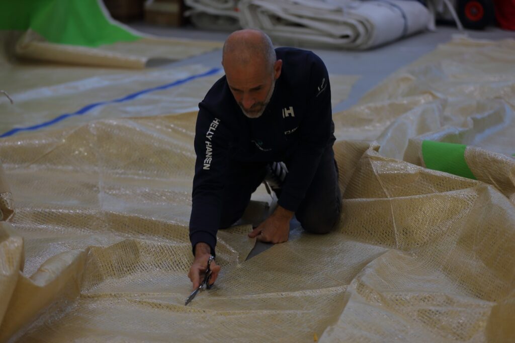 Flow cumple diez años en pleno crecimiento. Lo hace desde Vigo, ciudad donde en 2015 Alberto García decidió convertir una intuición, y un oficio que descubrió en Suecia, en un proyecto que hoy es referencia para navegantes profesionales, deportistas olímpicos y aficionados que buscan un servicio especializado en un sector que exige precisión, calidad y mimo. Su último lanzamiento, Storage & Care, consolida esta evolución con un servicio pensado para una comunidad náutica cada vez más diversa y global.