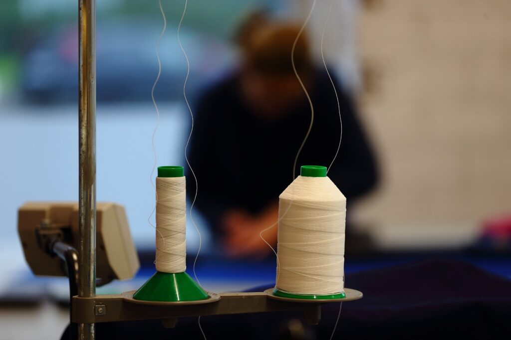 Flow cumple diez años en pleno crecimiento. Lo hace desde Vigo, ciudad donde en 2015 Alberto García decidió convertir una intuición, y un oficio que descubrió en Suecia, en un proyecto que hoy es referencia para navegantes profesionales, deportistas olímpicos y aficionados que buscan un servicio especializado en un sector que exige precisión, calidad y mimo. Su último lanzamiento, Storage & Care, consolida esta evolución con un servicio pensado para una comunidad náutica cada vez más diversa y global.