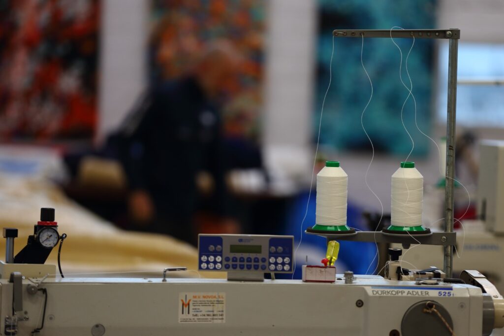 Flow cumple diez años en pleno crecimiento. Lo hace desde Vigo, ciudad donde en 2015 Alberto García decidió convertir una intuición, y un oficio que descubrió en Suecia, en un proyecto que hoy es referencia para navegantes profesionales, deportistas olímpicos y aficionados que buscan un servicio especializado en un sector que exige precisión, calidad y mimo. Su último lanzamiento, Storage & Care, consolida esta evolución con un servicio pensado para una comunidad náutica cada vez más diversa y global.