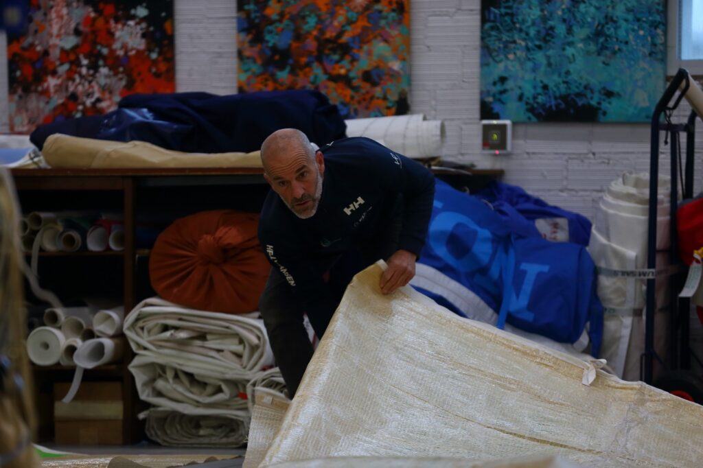 Flow cumple diez años en pleno crecimiento. Lo hace desde Vigo, ciudad donde en 2015 Alberto García decidió convertir una intuición, y un oficio que descubrió en Suecia, en un proyecto que hoy es referencia para navegantes profesionales, deportistas olímpicos y aficionados que buscan un servicio especializado en un sector que exige precisión, calidad y mimo. Su último lanzamiento, Storage & Care, consolida esta evolución con un servicio pensado para una comunidad náutica cada vez más diversa y global.