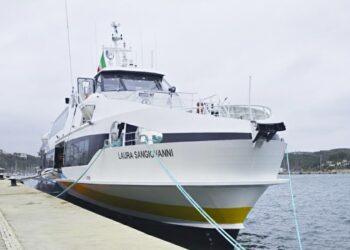 El catamarán más verde (y rápido) del mundo sale de Vigo camino a aguas italianas