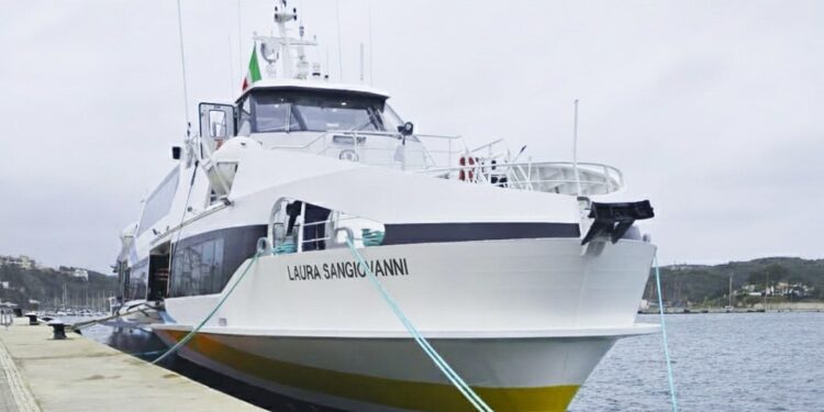 El catamarán más verde (y rápido) del mundo sale de Vigo camino a aguas italianas