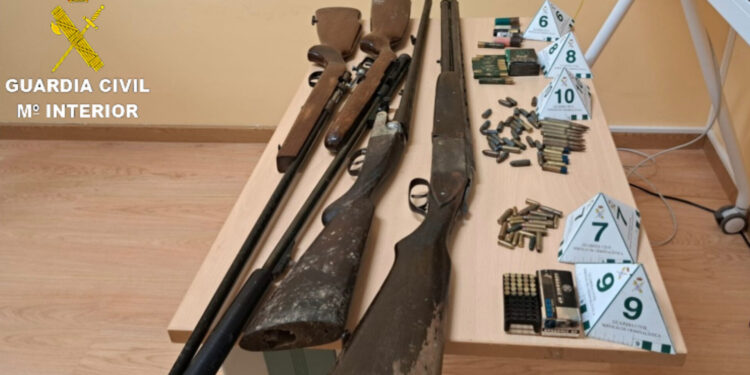 Una escopeta, dos rifles y munición: el arsenal que tenía en su casa el atracador de la gasolinera