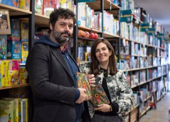 El libro de moda que te permite elegir entre 52 finales se presenta en Vigo