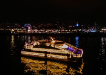 Vigo redescubre su luz desde la cubierta de Mar de Ons