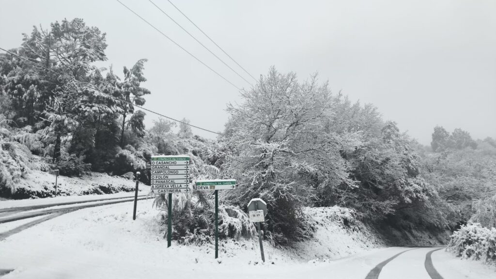 Nieve en las carreteras que unen Vigo con Ourense y la Meseta a tan solo unas horas de que comience el invierno astronómico (16:03 horas). Así ha amanecido este domingo gran parte de Galicia y los primeros copos de la temporada están afectando al tráfico rodado. Así, a las 11:00 horas de este 21 de diciembre hay varios tramos con restricciones.