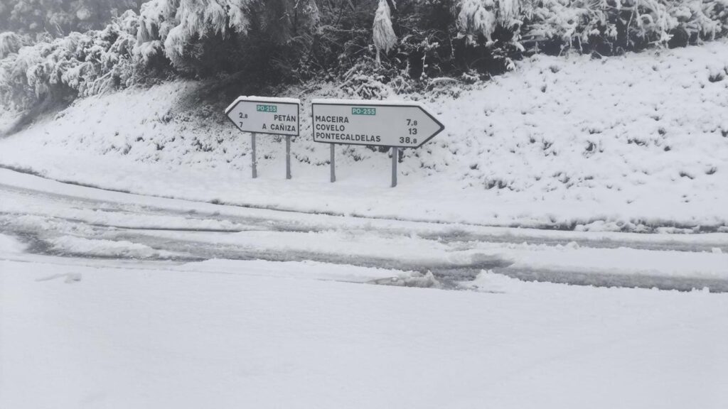 Nieve en las carreteras que unen Vigo con Ourense y la Meseta a tan solo unas horas de que comience el invierno astronómico (16:03 horas). Así ha amanecido este domingo gran parte de Galicia y los primeros copos de la temporada están afectando al tráfico rodado. Así, a las 11:00 horas de este 21 de diciembre hay varios tramos con restricciones.